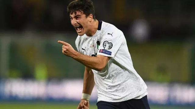 AC米兰1-0登顶意甲！38岁名将却抢走风头，带队12场不败紧追榜首