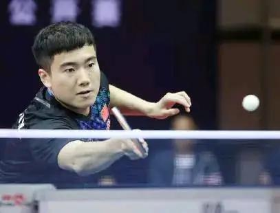 穆斯卡特获赠定制竹刻画像，印有本人形象和冠军奖杯